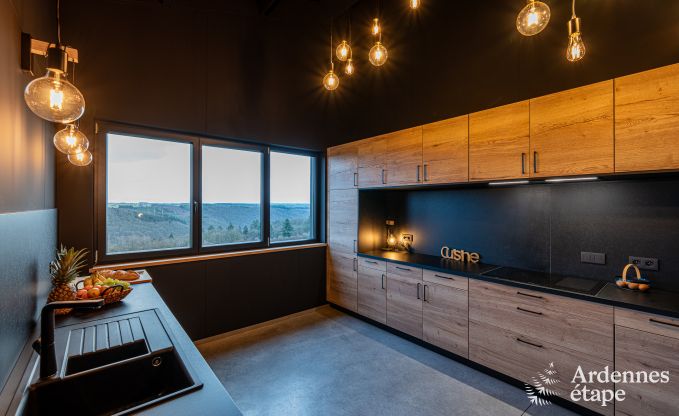 Moderne villa in Rochehaut: ruime accommodatie voor 12 personen met priv�tuin en hottub