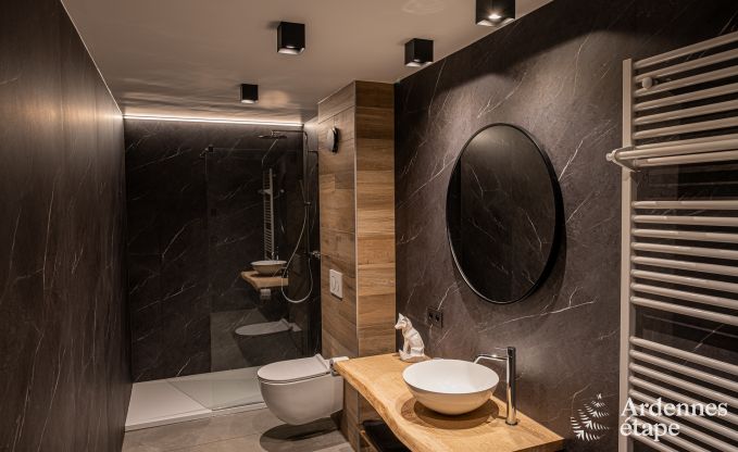 Moderne villa in Rochehaut: ruime accommodatie voor 12 personen met priv�tuin en hottub