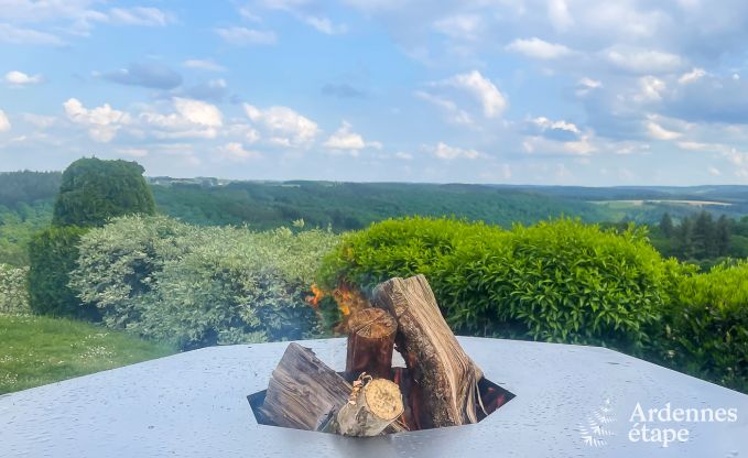 Ruim en comfortabel vakantiehuis met prachtig uitzicht, sauna en jacuzzi voor 16 personen in Rochehaut, Ardennen