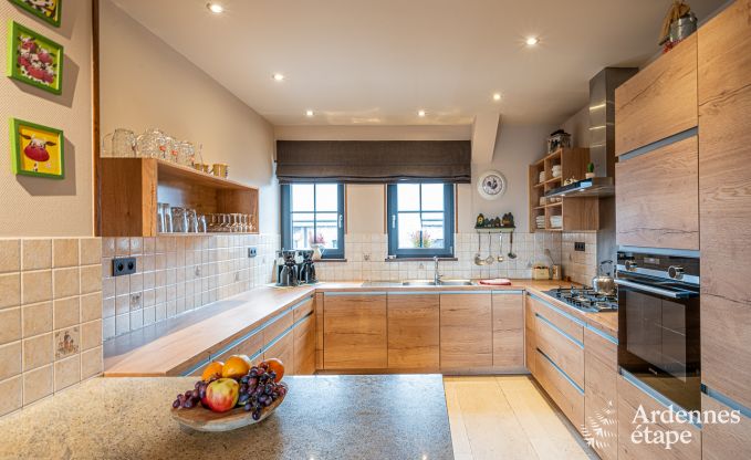 Ruim en comfortabel vakantiehuis met prachtig uitzicht, sauna en jacuzzi voor 16 personen in Rochehaut, Ardennen