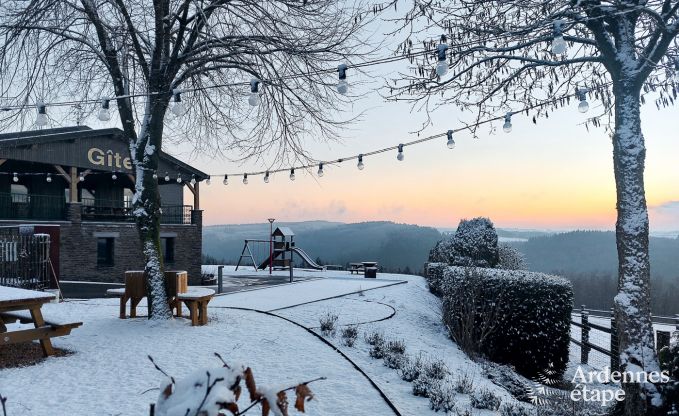 Ruim en comfortabel vakantiehuis met prachtig uitzicht, sauna en jacuzzi voor 16 personen in Rochehaut, Ardennen