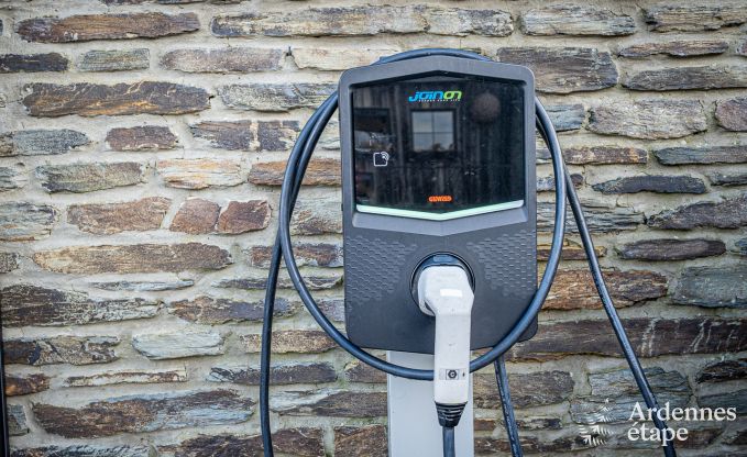 Ruim en comfortabel vakantiehuis met prachtig uitzicht, sauna en jacuzzi voor 16 personen in Rochehaut, Ardennen