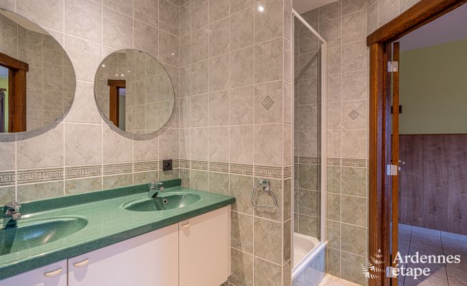 Ruim en comfortabel vakantiehuis met prachtig uitzicht, sauna en jacuzzi voor 16 personen in Rochehaut, Ardennen