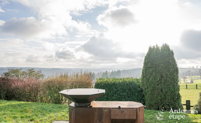 Ruim en comfortabel vakantiehuis met prachtig uitzicht, sauna en jacuzzi voor 16 personen in Rochehaut, Ardennen