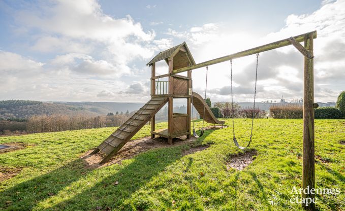 Ruim en comfortabel vakantiehuis met prachtig uitzicht, sauna en jacuzzi voor 16 personen in Rochehaut, Ardennen