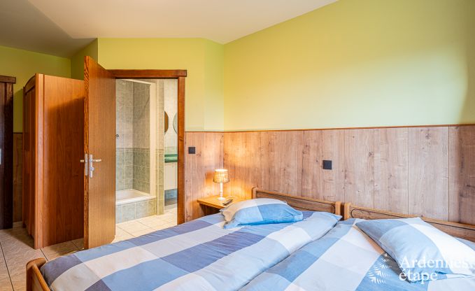 Ruim en comfortabel vakantiehuis met prachtig uitzicht, sauna en jacuzzi voor 16 personen in Rochehaut, Ardennen