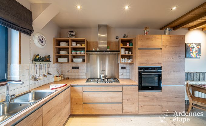 Ruim en comfortabel vakantiehuis met prachtig uitzicht, sauna en jacuzzi voor 16 personen in Rochehaut, Ardennen