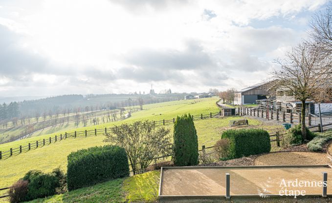 Ruim en comfortabel vakantiehuis met prachtig uitzicht, sauna en jacuzzi voor 16 personen in Rochehaut, Ardennen