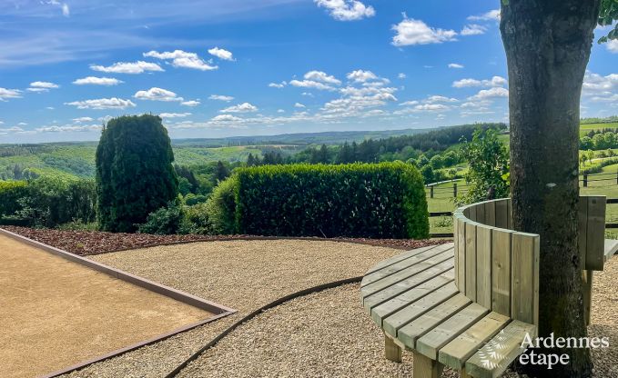 Ruim en comfortabel vakantiehuis met prachtig uitzicht, sauna en jacuzzi voor 16 personen in Rochehaut, Ardennen