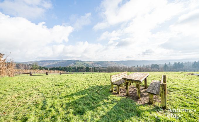 Ruim en comfortabel vakantiehuis met prachtig uitzicht, sauna en jacuzzi voor 16 personen in Rochehaut, Ardennen