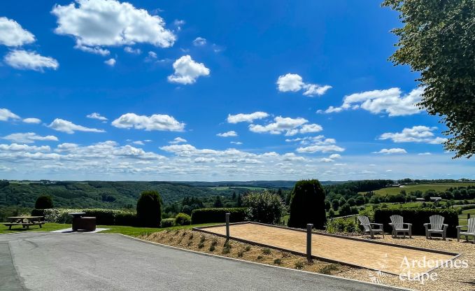 Ruim en comfortabel vakantiehuis met prachtig uitzicht, sauna en jacuzzi voor 16 personen in Rochehaut, Ardennen