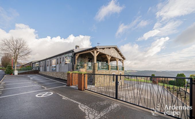 Ruim en comfortabel vakantiehuis met prachtig uitzicht, sauna en jacuzzi voor 16 personen in Rochehaut, Ardennen