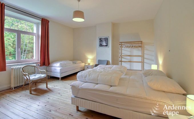 Ruime vakantiewoning in Saint-Hubert met speelkamer, tuin en 6 slaapkamers voor 20 personen in de Ardennen