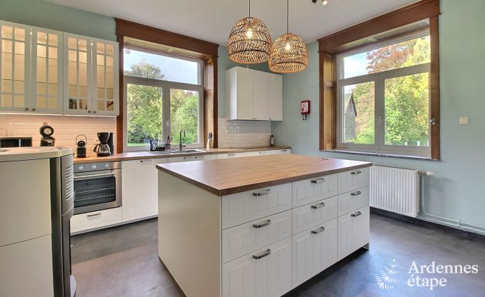 Ruime vakantiewoning in Saint-Hubert met speelkamer, tuin en 6 slaapkamers voor 20 personen in de Ardennen