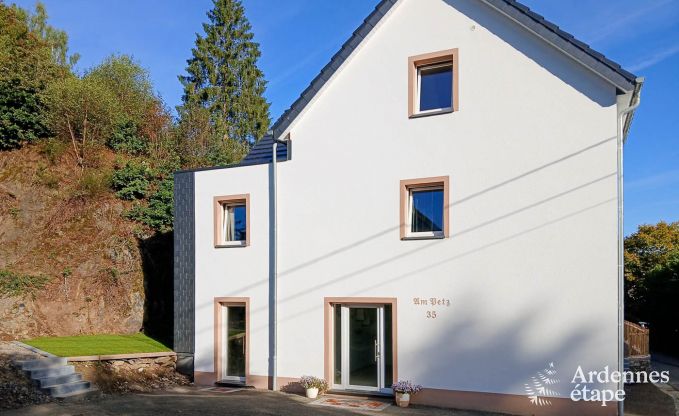 Ruime vakantiewoning Saint-Vith voor 23 personen met 6 slaapkamers, sauna en grote tuin