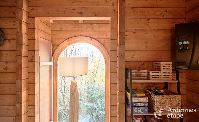 Ruime chalet in Somme-Leuze voor 8 personen met 4 slaapkamers, 3 badkamers, houtpelletkachel en priv�tuin