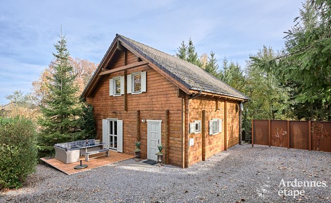 Ruime chalet in Somme-Leuze voor 8 personen met 4 slaapkamers, 3 badkamers, houtpelletkachel en priv�tuin