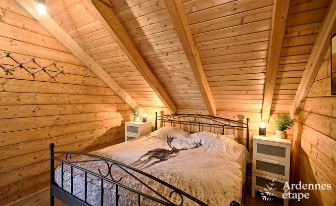 Ruime chalet in Somme-Leuze voor 8 personen met 4 slaapkamers, 3 badkamers, houtpelletkachel en priv�tuin