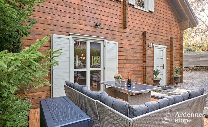 Ruime chalet in Somme-Leuze voor 8 personen met 4 slaapkamers, 3 badkamers, houtpelletkachel en priv�tuin