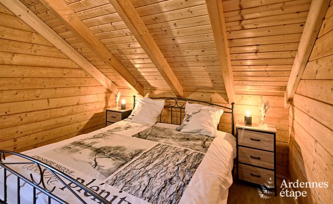 Ruime chalet in Somme-Leuze voor 8 personen met 4 slaapkamers, 3 badkamers, houtpelletkachel en priv�tuin