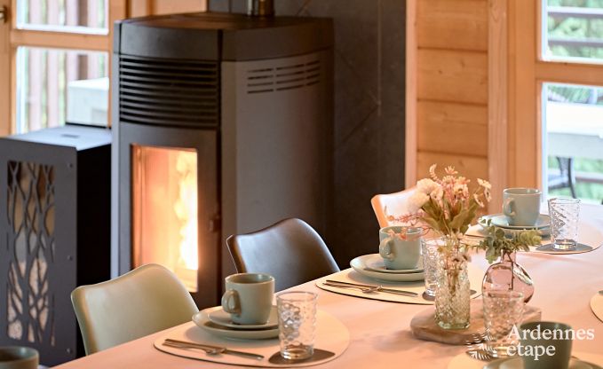 Ruime chalet in Somme-Leuze voor 8 personen met 4 slaapkamers, 3 badkamers, houtpelletkachel en priv�tuin