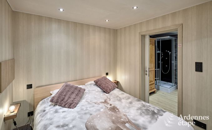 Ruime chalet in Somme-Leuze voor 8 personen met 4 slaapkamers, 3 badkamers, houtpelletkachel en priv�tuin