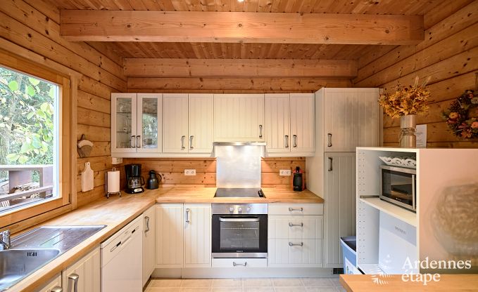 Ruime chalet in Somme-Leuze voor 8 personen met 4 slaapkamers, 3 badkamers, houtpelletkachel en priv�tuin