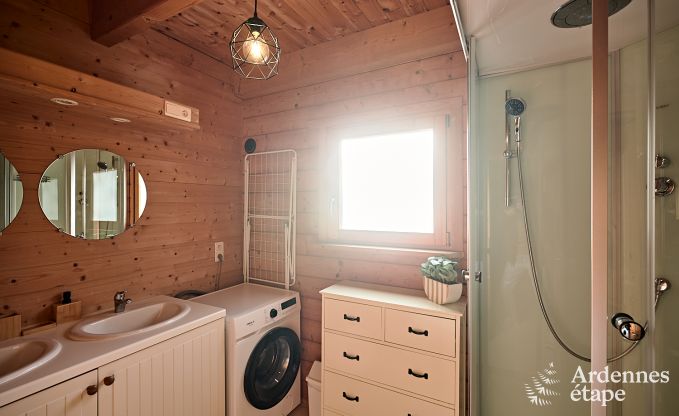 Ruime chalet in Somme-Leuze voor 8 personen met 4 slaapkamers, 3 badkamers, houtpelletkachel en priv�tuin