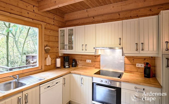 Ruime chalet in Somme-Leuze voor 8 personen met 4 slaapkamers, 3 badkamers, houtpelletkachel en priv�tuin