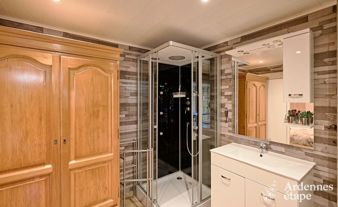 Ruime chalet in Somme-Leuze voor 8 personen met 4 slaapkamers, 3 badkamers, houtpelletkachel en priv�tuin