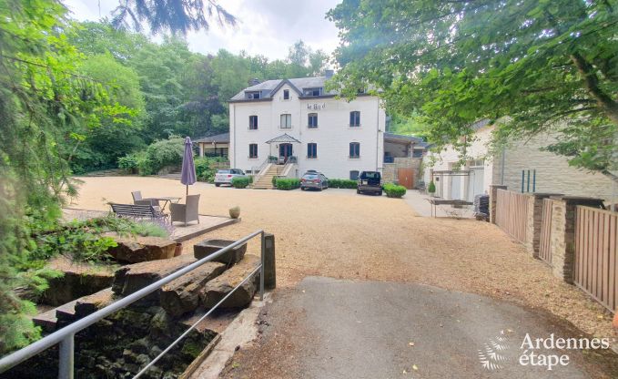 Luxueus kasteel in Tellin voor 24 personen met zwembad, sauna, jacuzzi en 10 slaapkamers