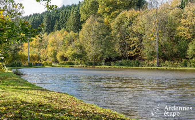Ruime chalet voor 8 personen in Trois-Ponts met binnen-buitenzwembad, sauna en privterras aan het water