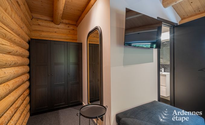 Ruime chalet voor 8 personen in Trois-Ponts met binnen-buitenzwembad, sauna en privterras aan het water