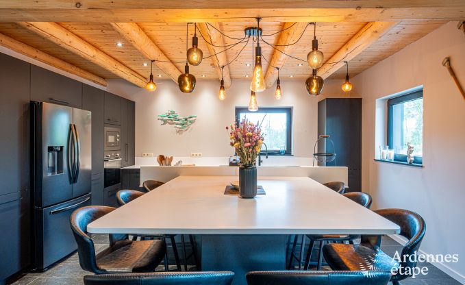 Ruime chalet voor 8 personen in Trois-Ponts met binnen-buitenzwembad, sauna en privterras aan het water