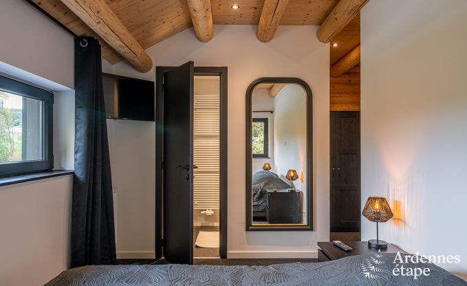 Ruime chalet voor 8 personen in Trois-Ponts met binnen-buitenzwembad, sauna en privterras aan het water