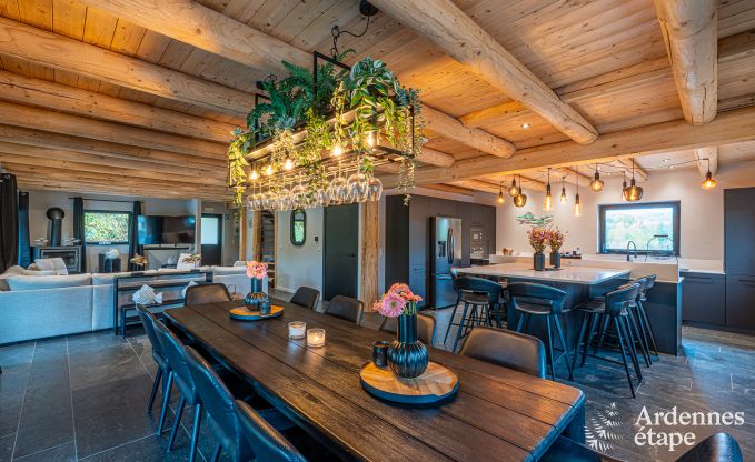 Ruime chalet voor 8 personen in Trois-Ponts met binnen-buitenzwembad, sauna en privterras aan het water