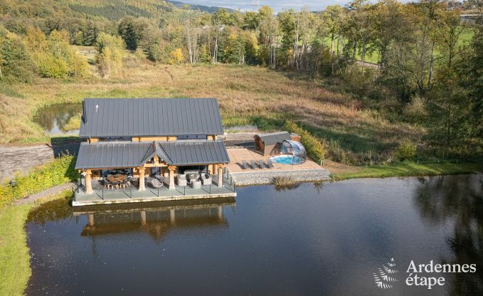 Ruime chalet voor 8 personen in Trois-Ponts met binnen-buitenzwembad, sauna en privterras aan het water
