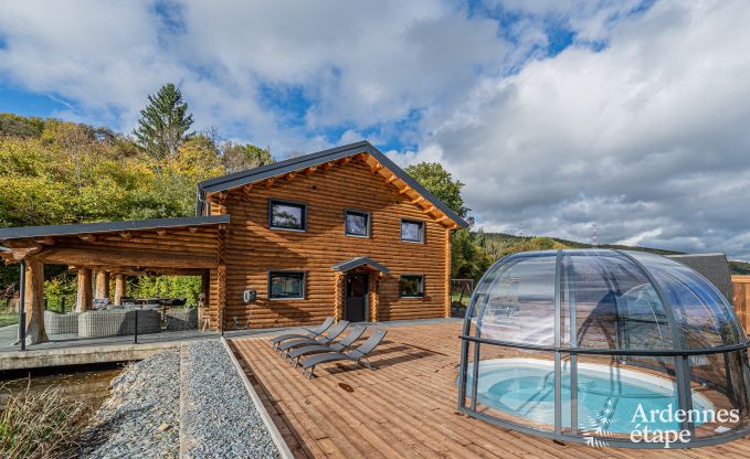 Ruime chalet voor 8 personen in Trois-Ponts met binnen-buitenzwembad, sauna en privterras aan het water