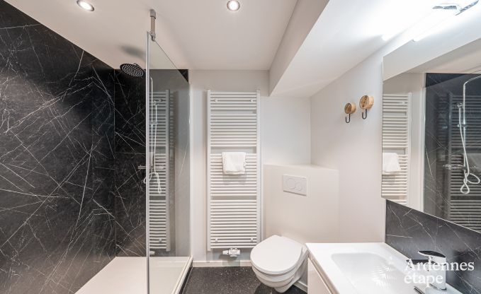 Ruime chalet voor 8 personen in Trois-Ponts met binnen-buitenzwembad, sauna en privterras aan het water