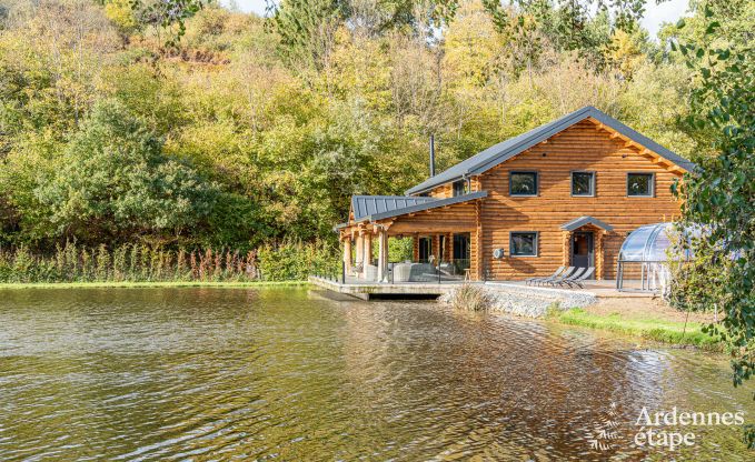 Ruime chalet voor 8 personen in Trois-Ponts met binnen-buitenzwembad, sauna en privterras aan het water