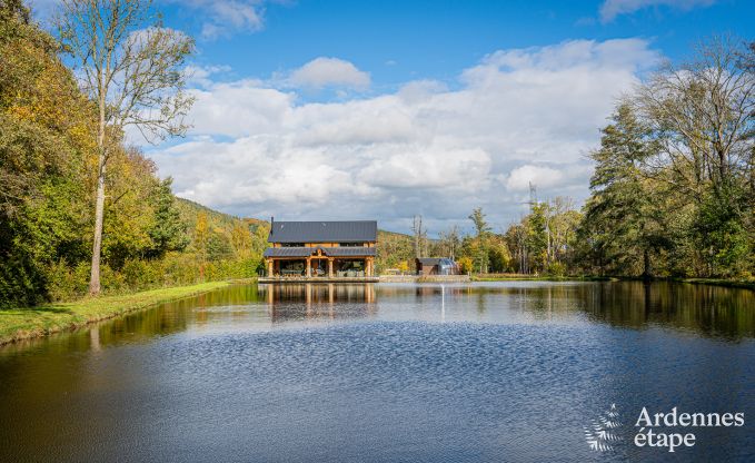 Ruime chalet voor 8 personen in Trois-Ponts met binnen-buitenzwembad, sauna en priv�terras aan het water