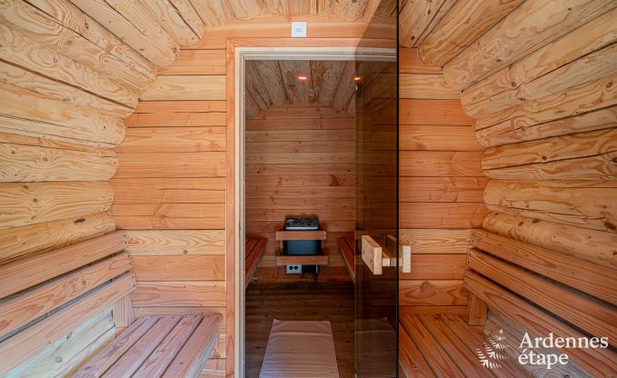 Ruime chalet voor 8 personen in Trois-Ponts met binnen-buitenzwembad, sauna en priv�terras aan het water