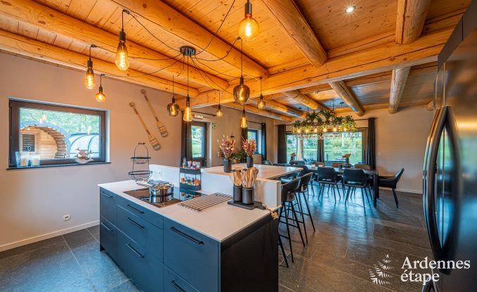 Ruime chalet voor 8 personen in Trois-Ponts met binnen-buitenzwembad, sauna en priv�terras aan het water