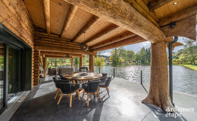 Ruime chalet voor 8 personen in Trois-Ponts met binnen-buitenzwembad, sauna en priv�terras aan het water