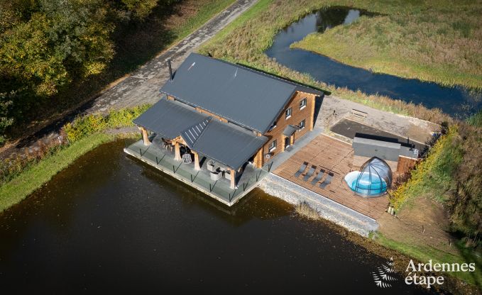 Ruime chalet voor 8 personen in Trois-Ponts met binnen-buitenzwembad, sauna en priv�terras aan het water