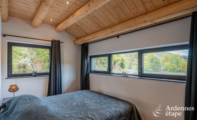 Ruime chalet voor 8 personen in Trois-Ponts met binnen-buitenzwembad, sauna en priv�terras aan het water