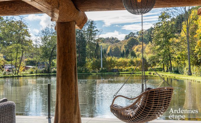 Ruime chalet voor 8 personen in Trois-Ponts met binnen-buitenzwembad, sauna en priv�terras aan het water