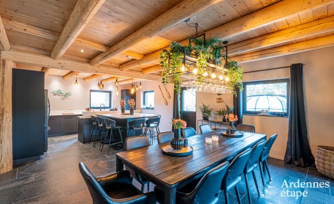 Ruime chalet voor 8 personen in Trois-Ponts met binnen-buitenzwembad, sauna en priv�terras aan het water