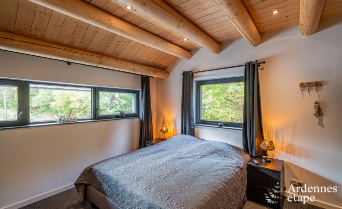 Ruime chalet voor 8 personen in Trois-Ponts met binnen-buitenzwembad, sauna en priv�terras aan het water