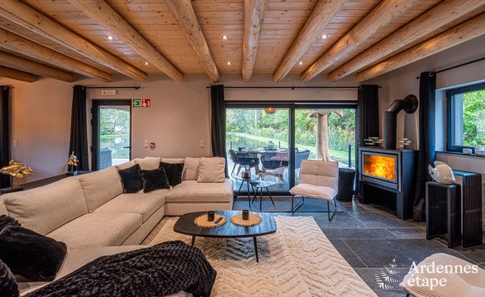 Ruime chalet voor 8 personen in Trois-Ponts met binnen-buitenzwembad, sauna en privterras aan het water